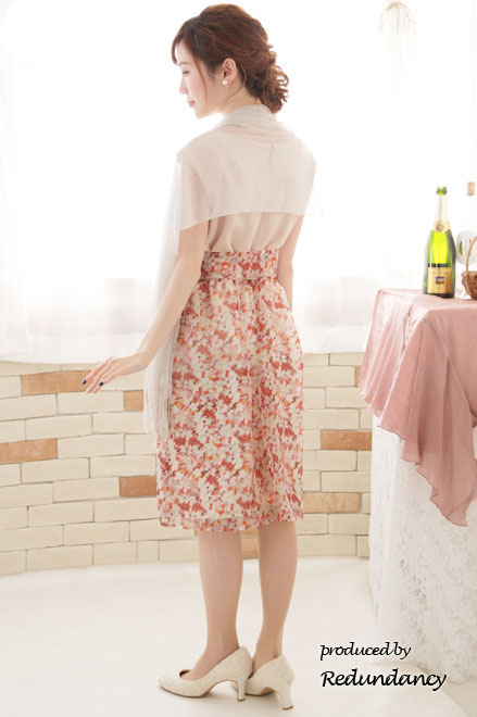 ピンクベージュ×オレンジのフラワープリントドレス