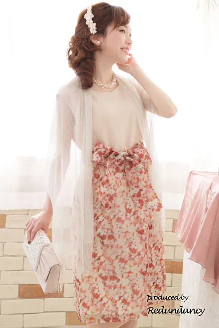 ピンクベージュ×オレンジのフラワープリントドレス