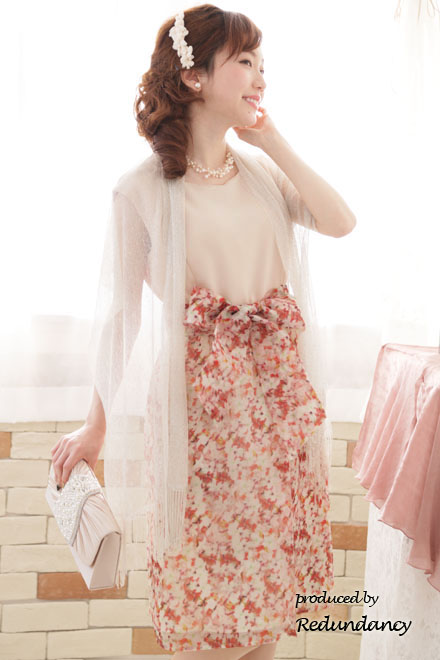 ピンクベージュ×オレンジのフラワープリントドレス