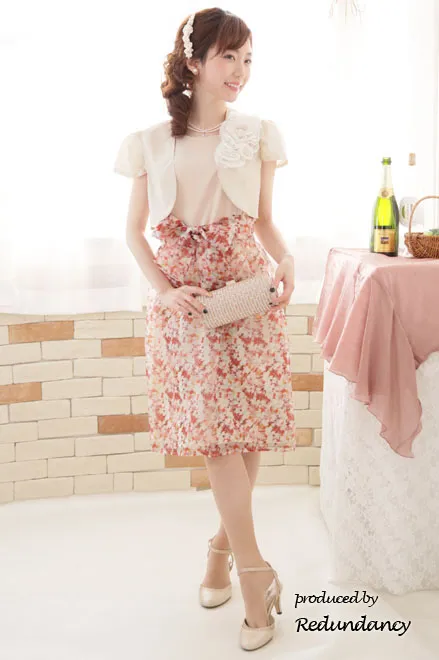 ピンクベージュ×オレンジのフラワープリントドレス