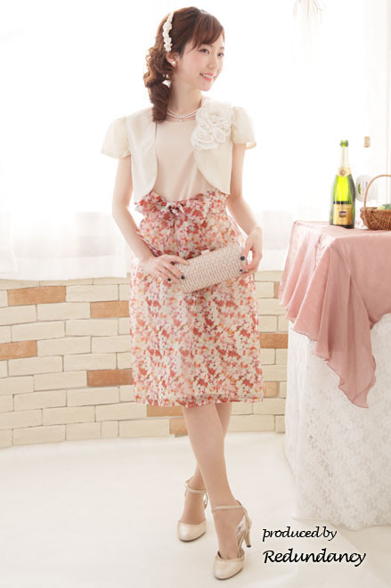 ピンクベージュ×オレンジのフラワープリントドレス