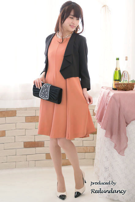 オレンジのネックレス付きフィットアンドフレアドレス