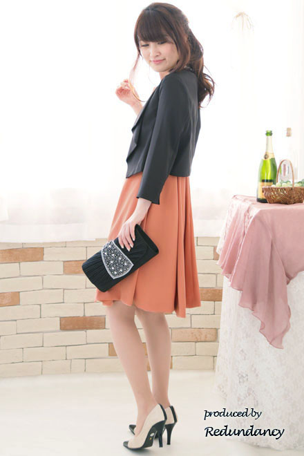 オレンジのネックレス付きフィットアンドフレアドレス