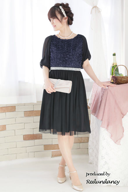 ネイビー×ブラックのフラワーモチーフチュールドレス