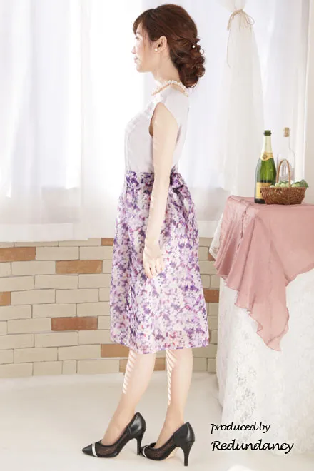 グレー×パープルのフラワープリントドレス