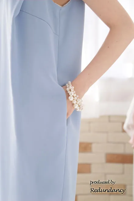 ライトブルーのノースリーブタックドレス