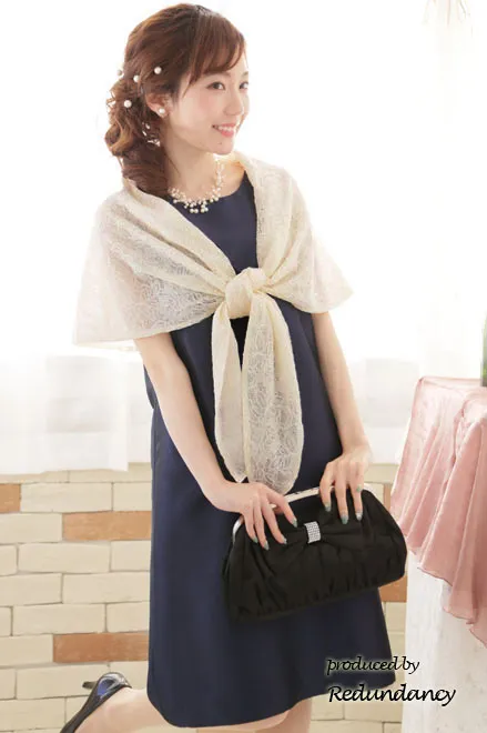 ベージュの総レース袖付きストール