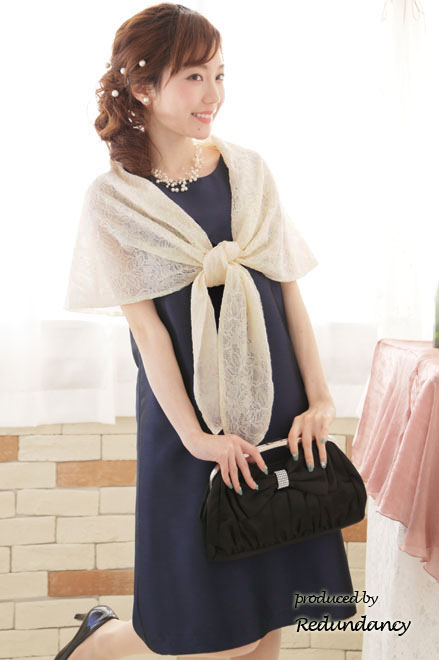 ベージュの総レース袖付きストール