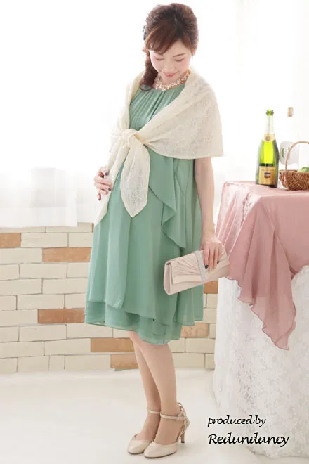 ベージュの総レース袖付きストール