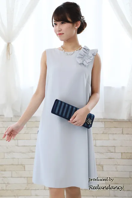 ブルーのショルダーリボンマットドレス