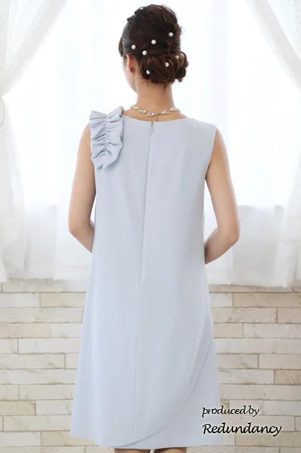 ブルーのショルダーリボンマットドレス