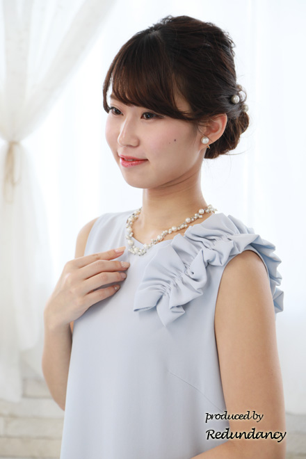 ブルーのショルダーリボンマットドレス