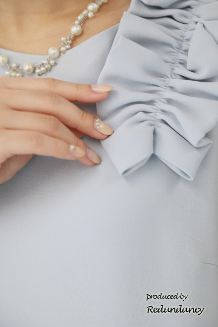 ブルーのショルダーリボンマットドレス