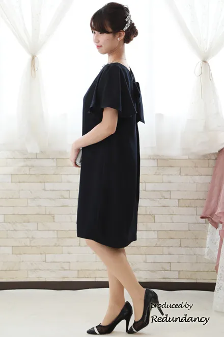 ネイビーのレース切替バックリボンドレス