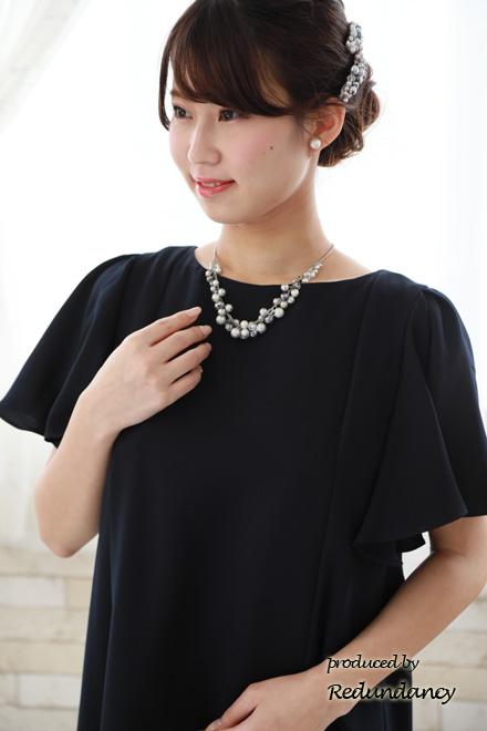 ネイビーのレース切替バックリボンドレス