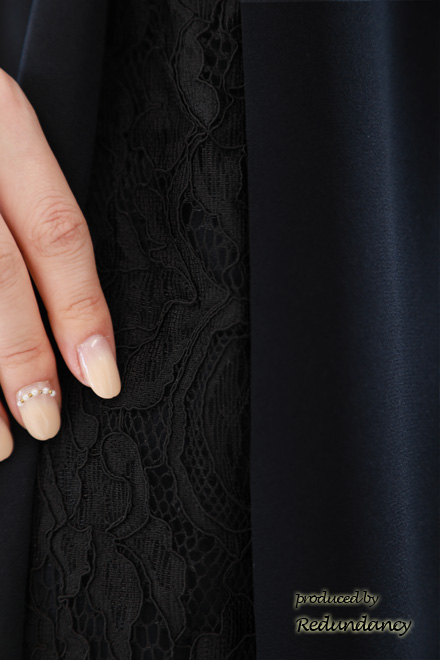 ネイビーのレース切替バックリボンドレス