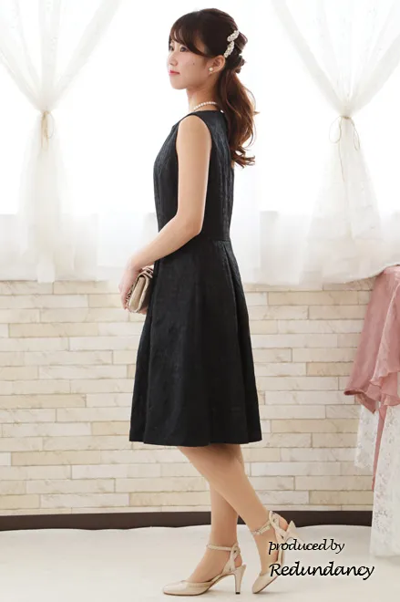 ブラックのチェックデザインタックドレス