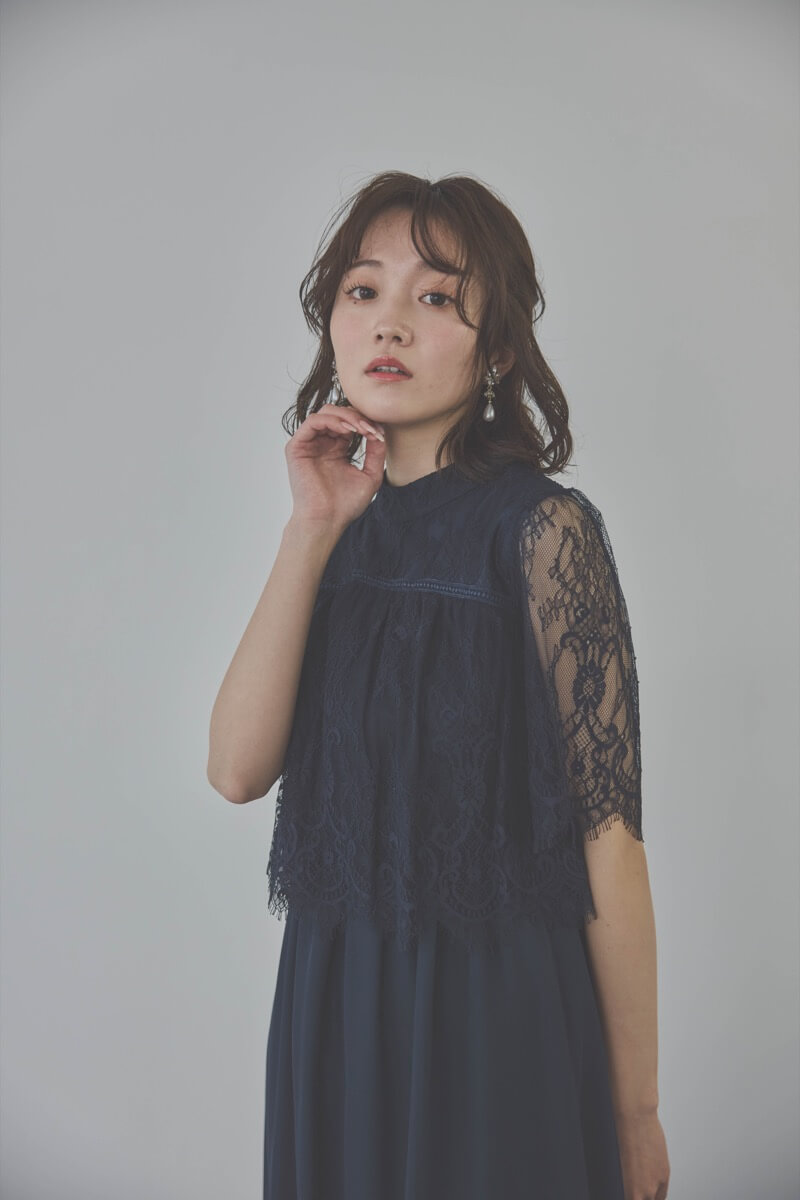 ネイビーの授乳口付ハイネックレースドレス