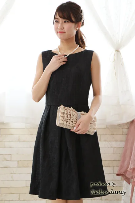 ブラックのチェックデザインタックドレス