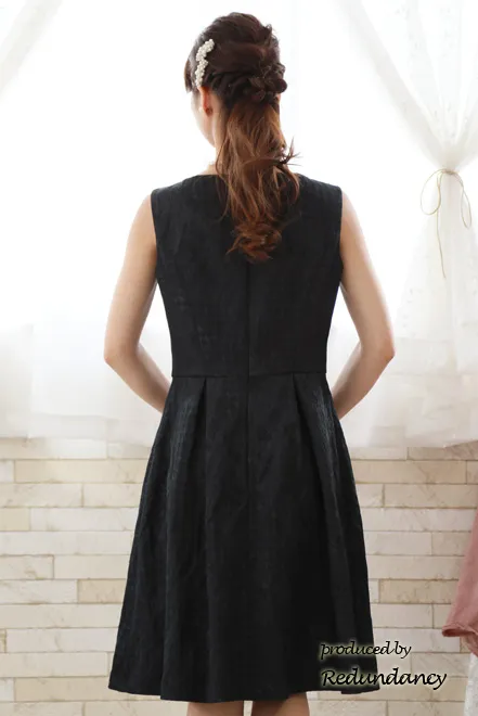 ブラックのチェックデザインタックドレス