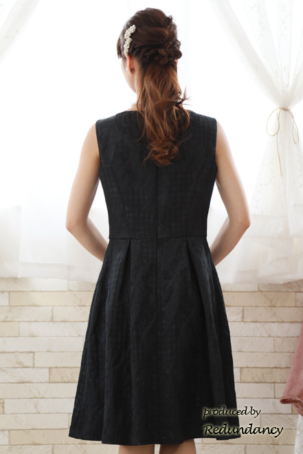 ブラックのチェックデザインタックドレス