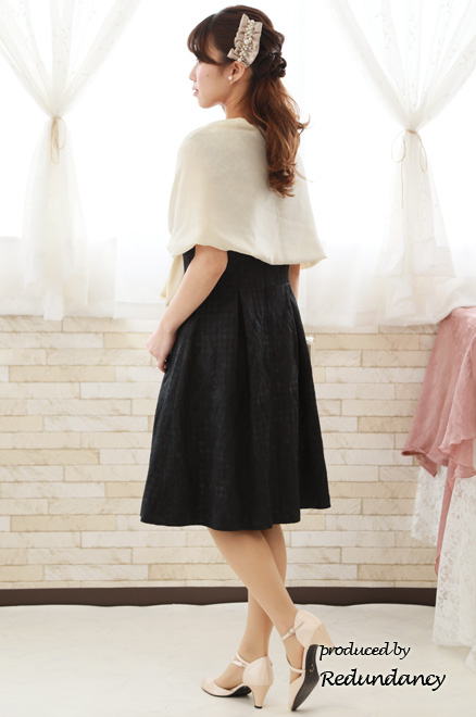 ブラックのチェックデザインタックドレス