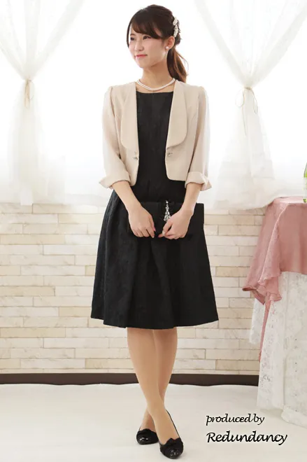 ブラックのチェックデザインタックドレス