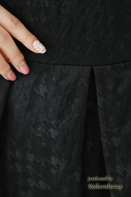 ブラックのチェックデザインタックドレス