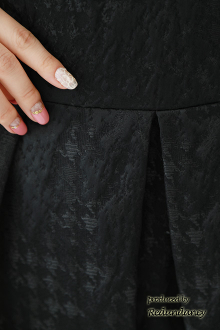 ブラックのチェックデザインタックドレス