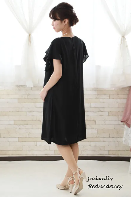 ブラックの授乳口付きフリルスリーブドレス