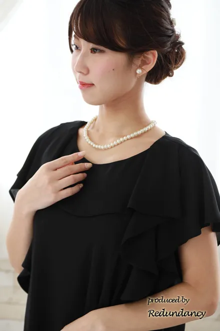 ブラックの授乳口付きフリルスリーブドレス