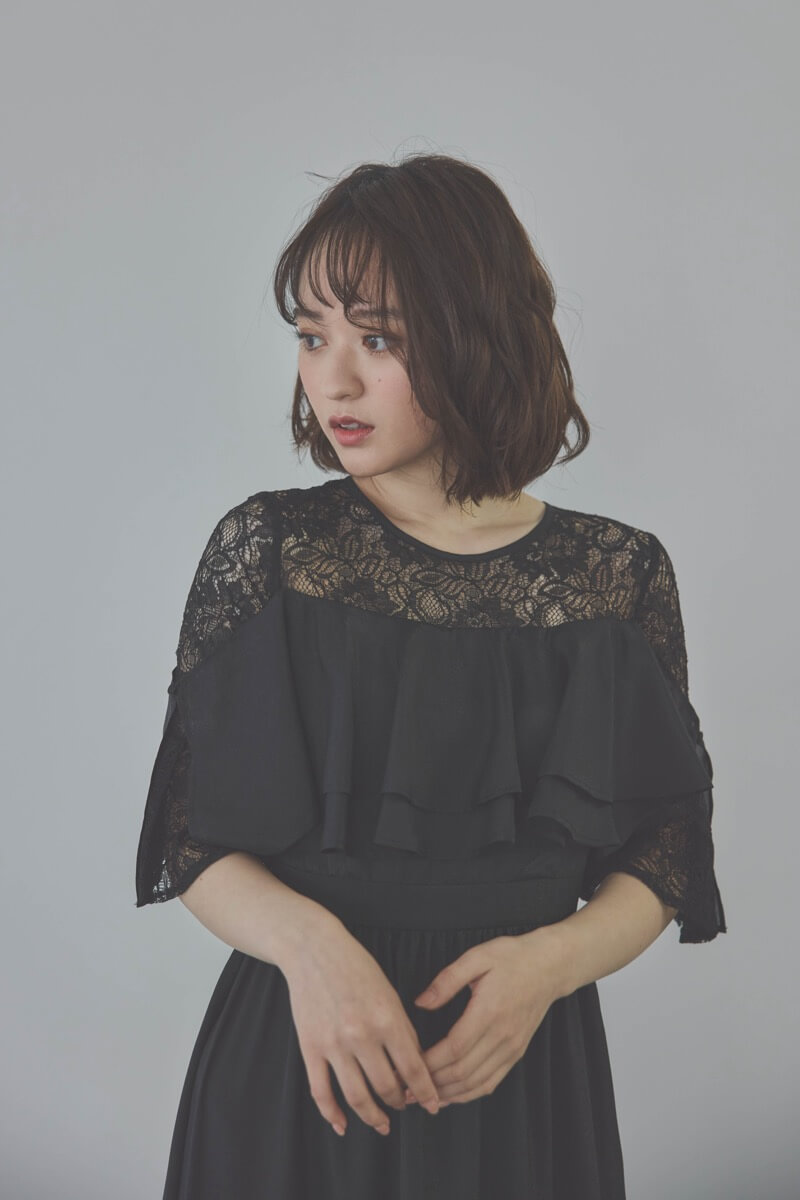 ブラックの2WAYスリーブティアードドレス