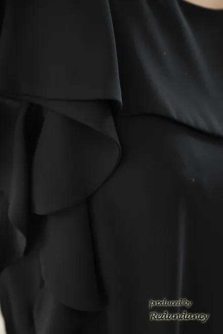 ブラックの授乳口付きフリルスリーブドレス