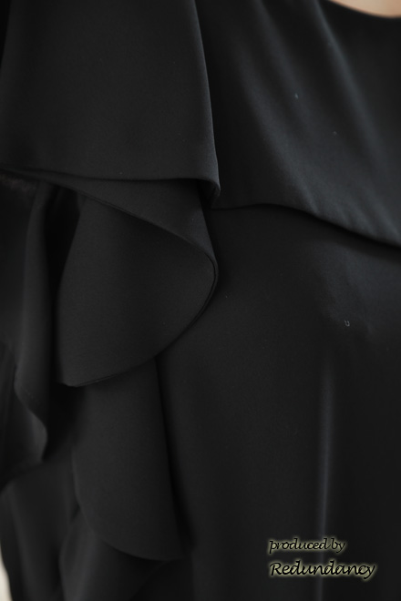 ブラックの授乳口付きフリルスリーブドレス