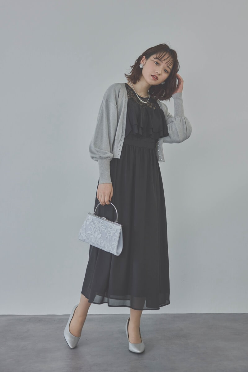 ブラックの2WAYスリーブティアードドレス