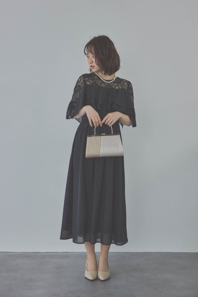 ブラックの2WAYスリーブティアードドレス