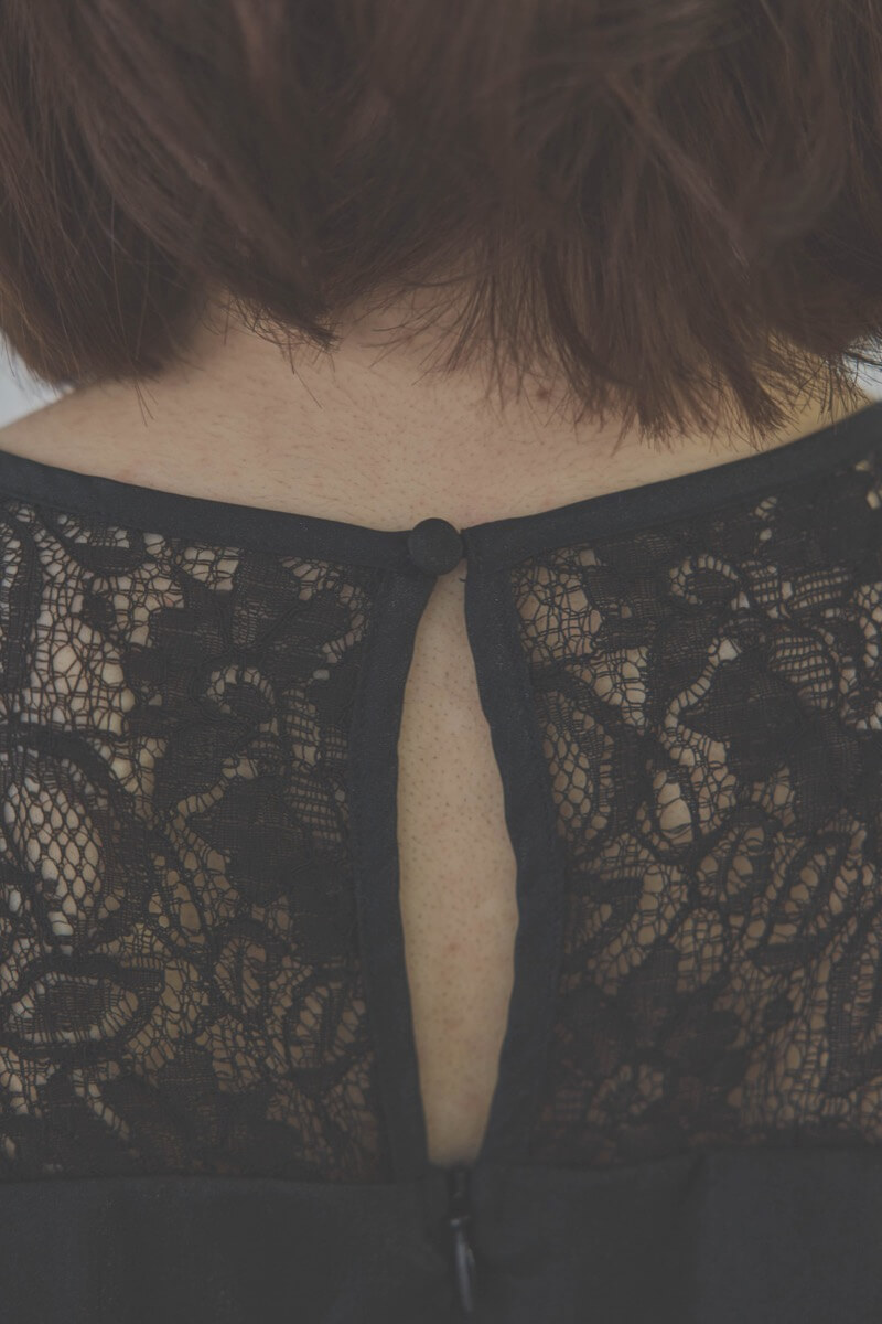 ブラックの2WAYスリーブティアードドレス