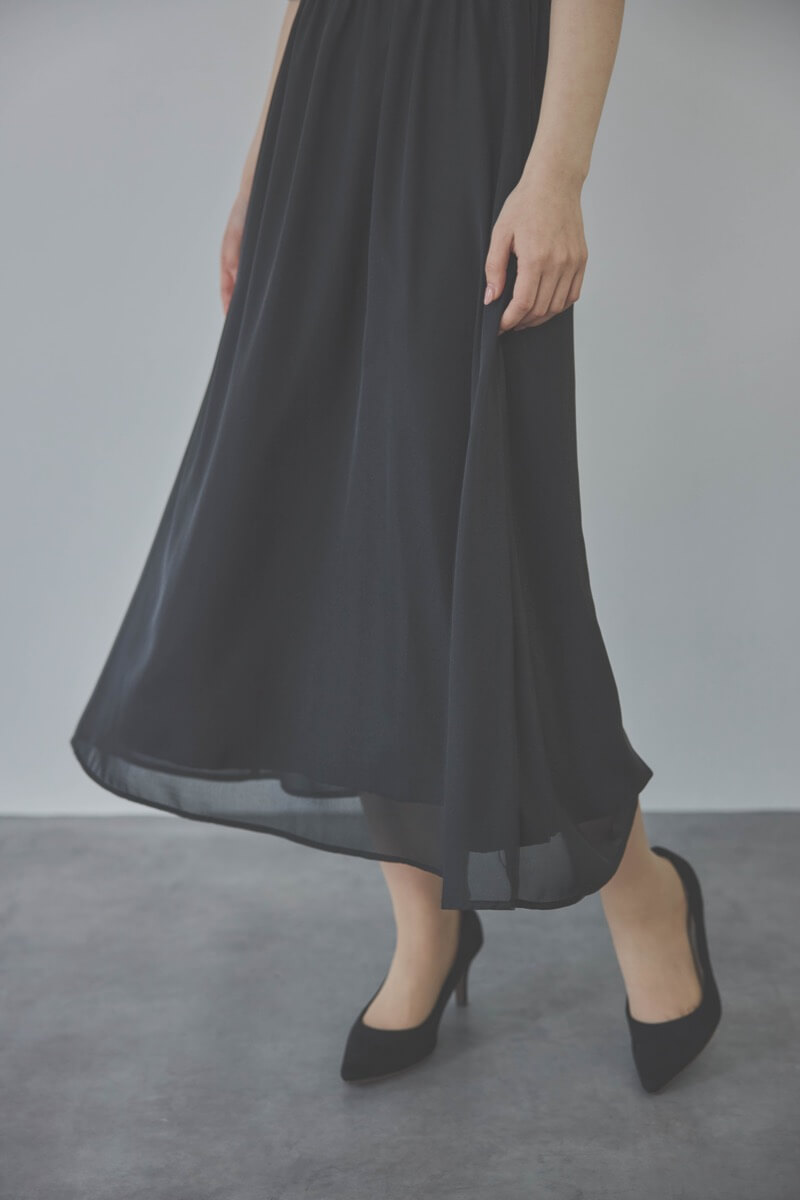 ブラックの2WAYスリーブティアードドレス