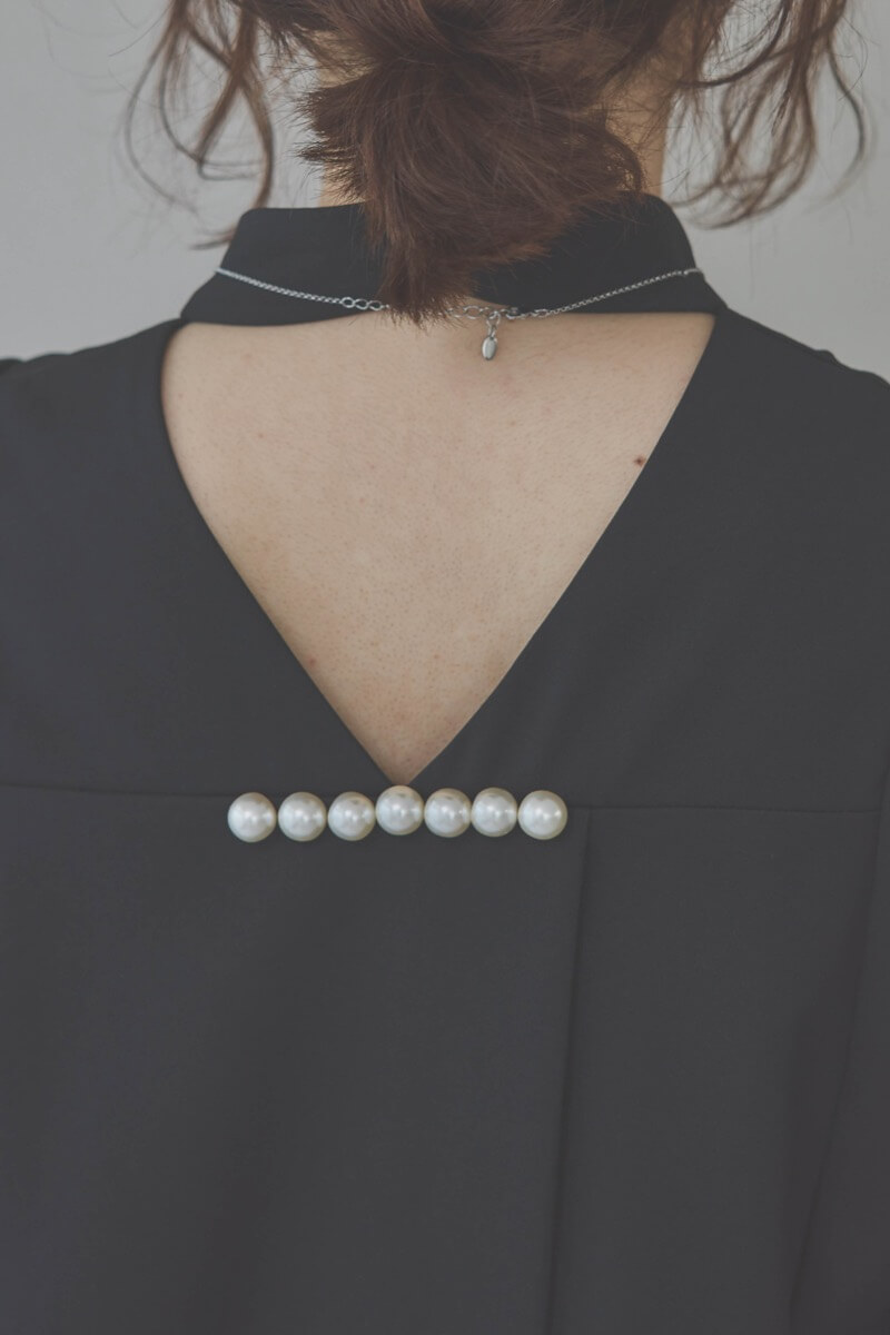 ブラックのバックパールセットアップパンツドレス