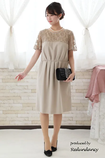 グレージュの授乳口付きレースドレス