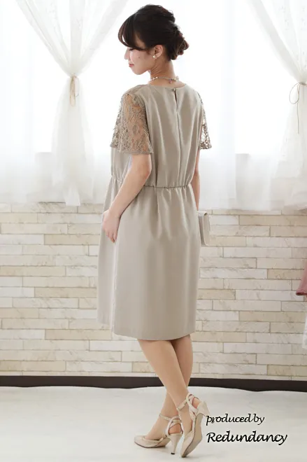 グレージュの授乳口付きレースドレス