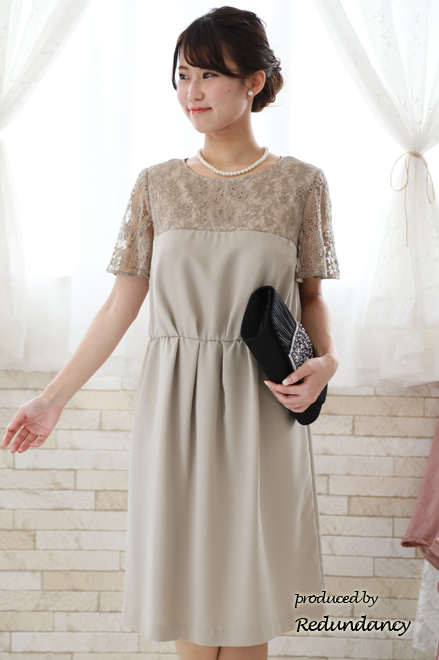 グレージュの授乳口付きレースドレス