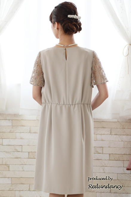 グレージュの授乳口付きレースドレス