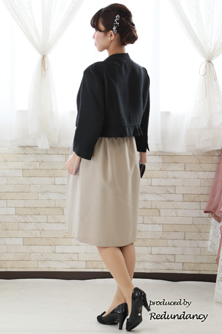 グレージュの授乳口付きレースドレス