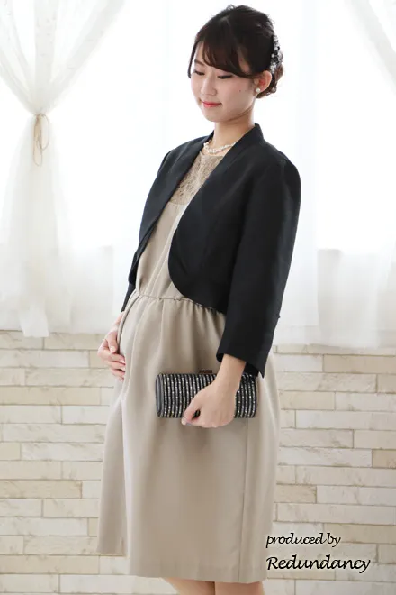 グレージュの授乳口付きレースドレス