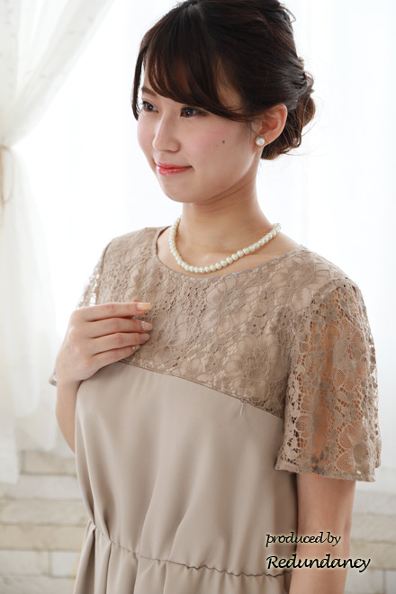 グレージュの授乳口付きレースドレス