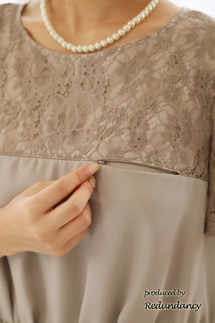 グレージュの授乳口付きレースドレス