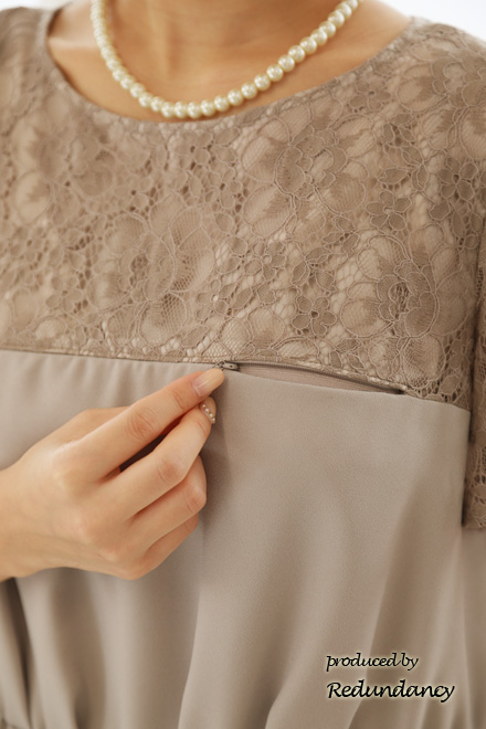 グレージュの授乳口付きレースドレス