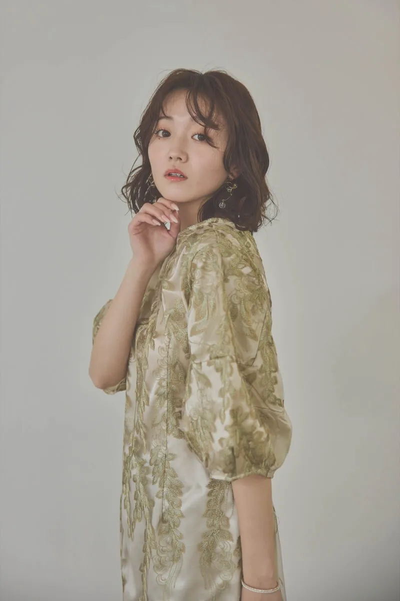 カーキのリーフ刺繍デザインコクーンドレス