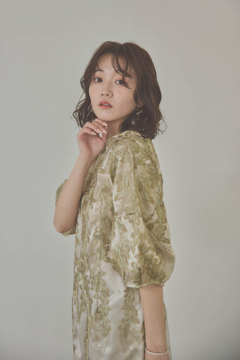 カーキのリーフ刺繍デザインコクーンドレス